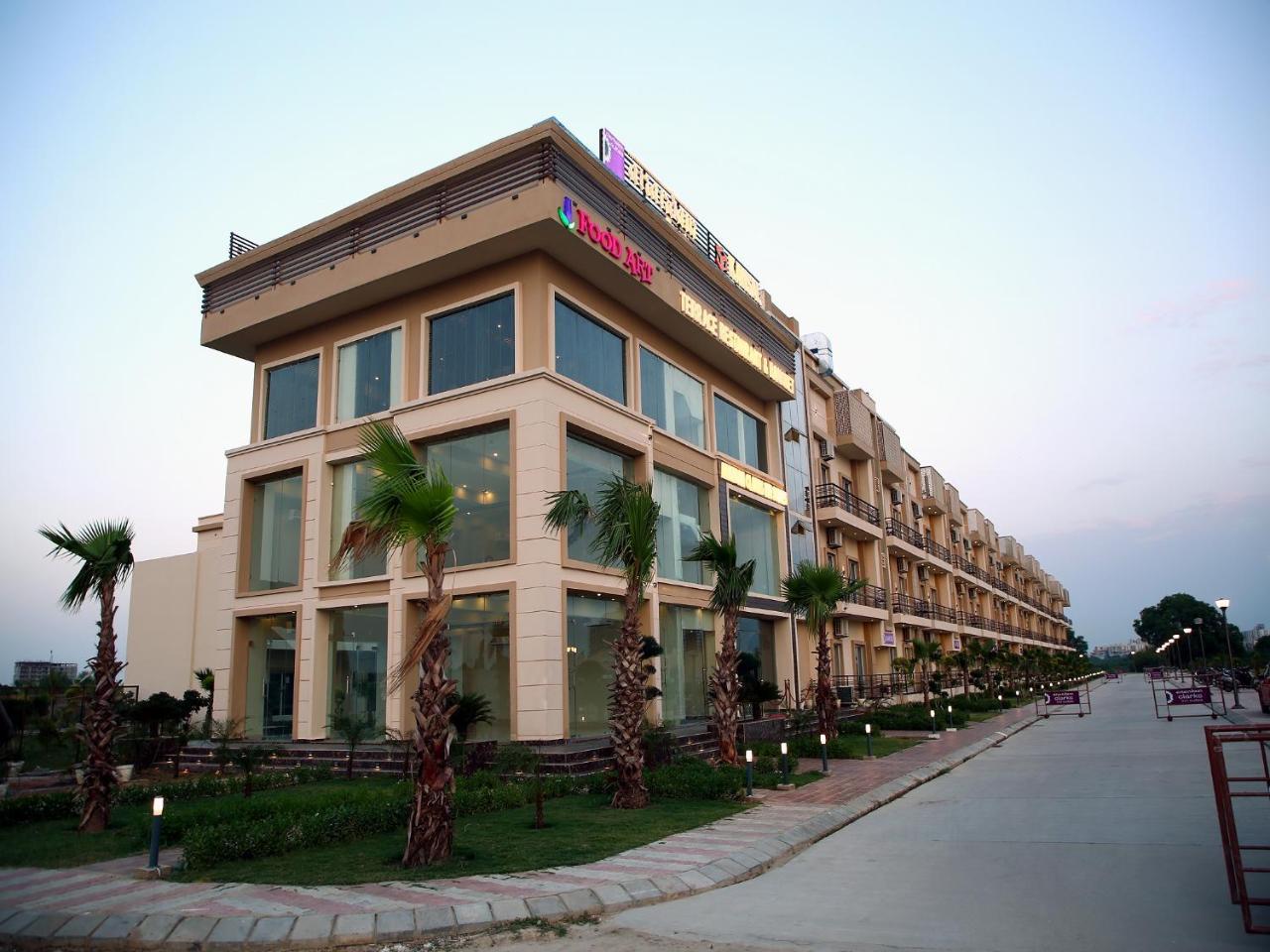 Anandam Clarks Inn Suites Вриндавана Экстерьер фото